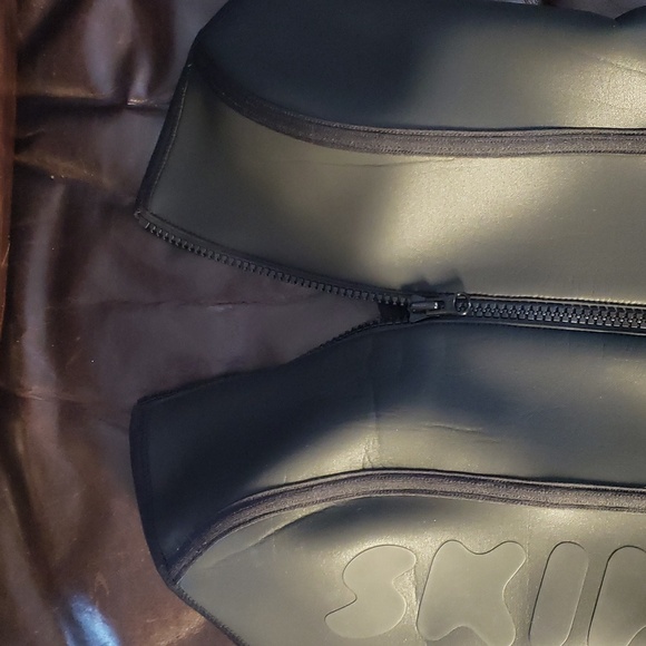 SKIMS L Scuba Rubber neoprene strapless one piece swim suit - Picture 3 of 8